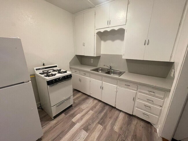 Foto del edificio - 1 Bed 1 Bath Duplex For Lease August 3!