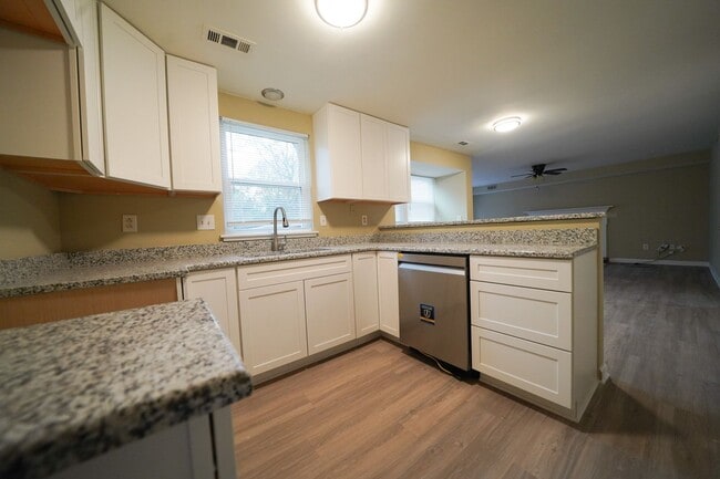 Building Photo - Recently Remodelded 2 story 4 bed, 2 1/2 b...