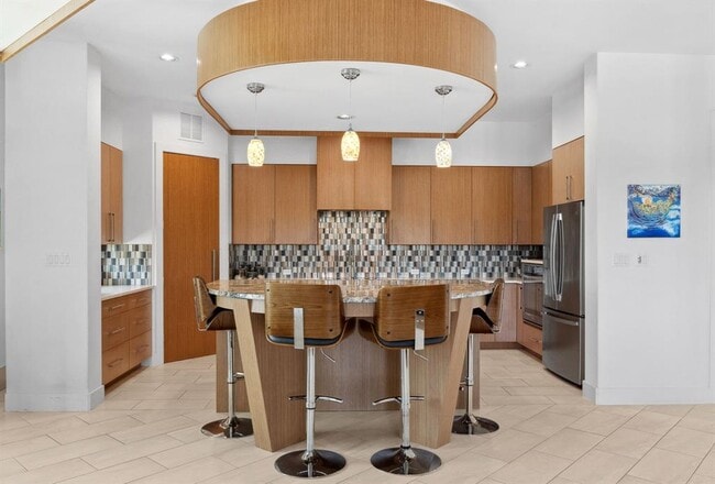 Foto del edificio - 4800 Hidden Creek Ln