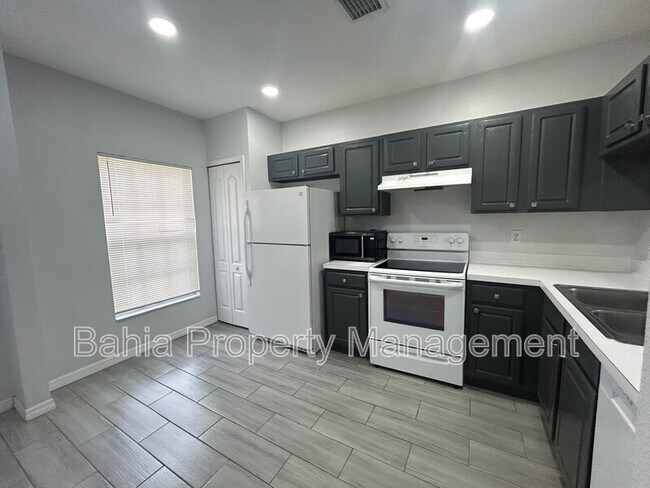 Foto del edificio - 2320 Lake Woodberry Cir