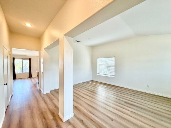 Building Photo - 102 Goldenrod Ave