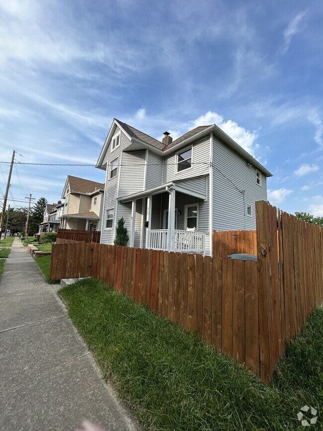 Building Photo - 310 S Champion Ave