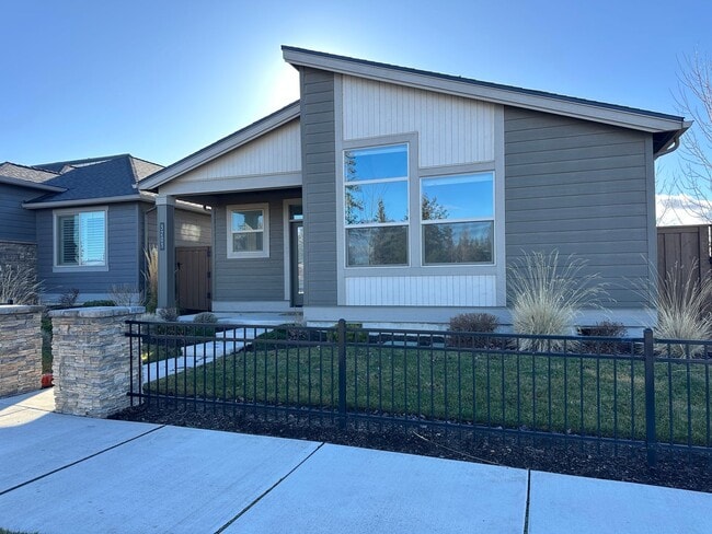 Building Photo - Beautiful Newer Home in NE Bend