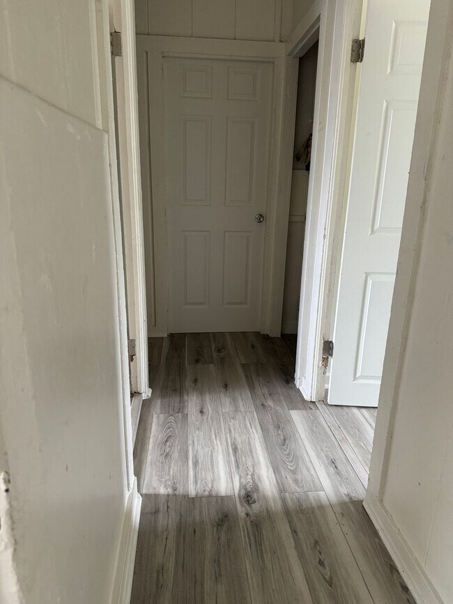 Building Photo - Partly Furnished 3 bedroom 1 bath single f...