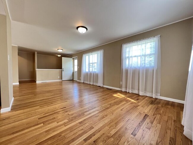 Foto del edificio - 651 42nd St NE