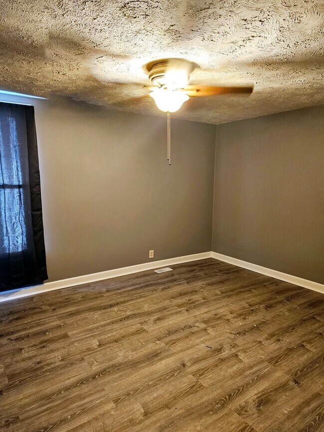 Foto del edificio - 6137 Logan Ave