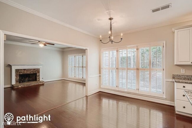 Foto del edificio - 4 br, 2.5 bath House - 1045 Mayfield Manor...