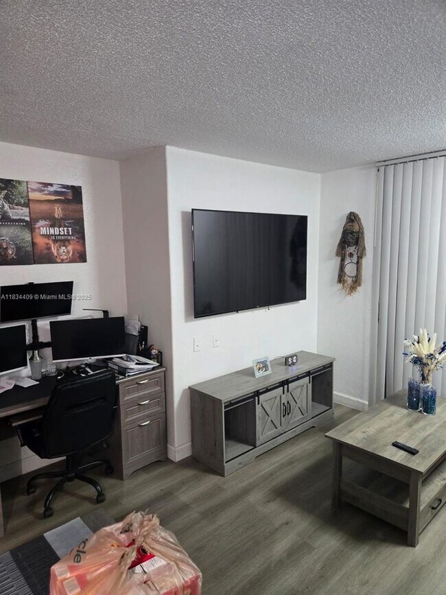 Foto del edificio - 16450 NW 2nd Ave