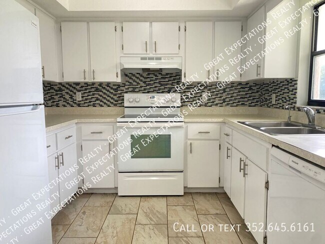 Building Photo - Two Bedroom Home In Belleview