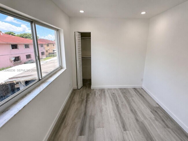 Foto del edificio - 1373 W 43rd Pl