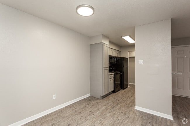 2BR, 1BA - 853SF Dining Room & Kitchen - Silvermine