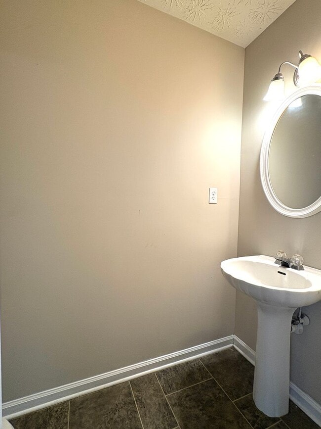 Foto del edificio - Spacious Townhouse with Convenient Location