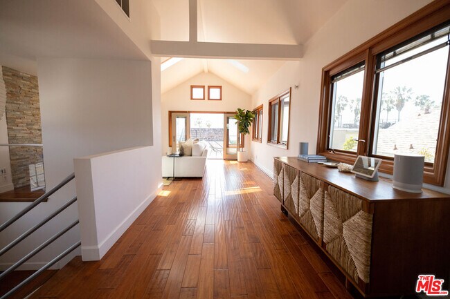 Building Photo - 6644 Vista Del Mar
