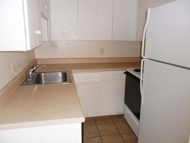 Building Photo - 738 E Elm St