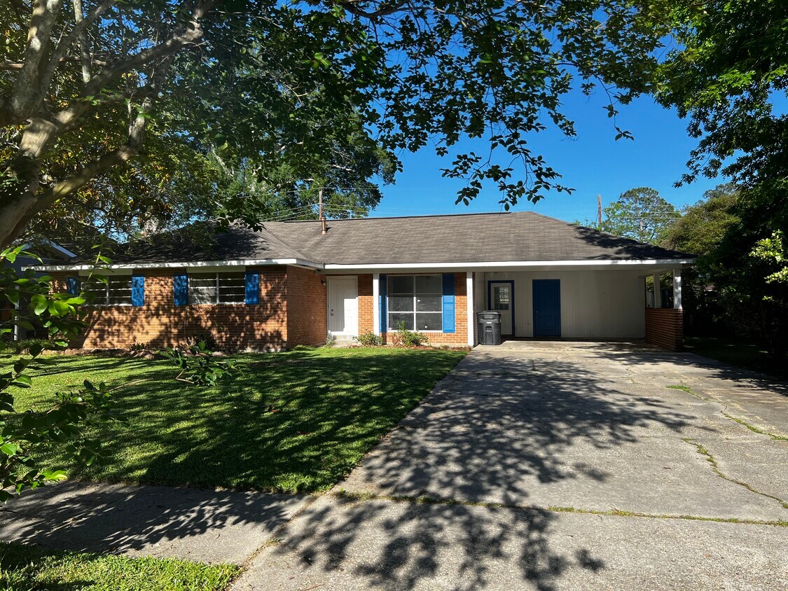 Primary Photo - 885 Fontainebleau Dr