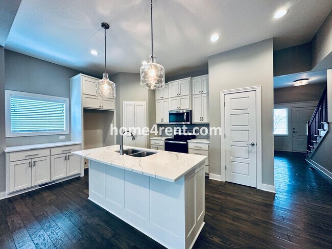 Foto del edificio - Stunning, Maintenance Free Townhome in Desoto w/ an Elegant Kitchen and Wood Floors Throughout!