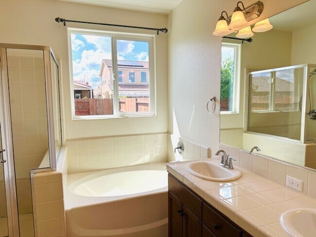 Foto del edificio - $2,250 Locan & Ashlan, 3 Bedroom - E. Giav...
