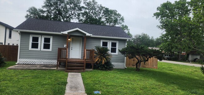 Building Photo - 200 Poinsetta Ln