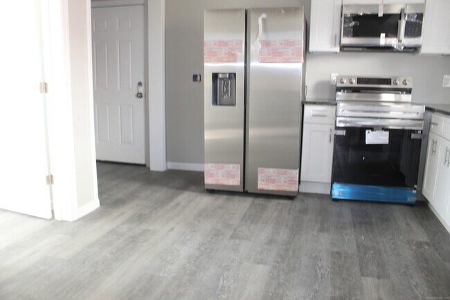 Foto del edificio - 647 New Park Ave