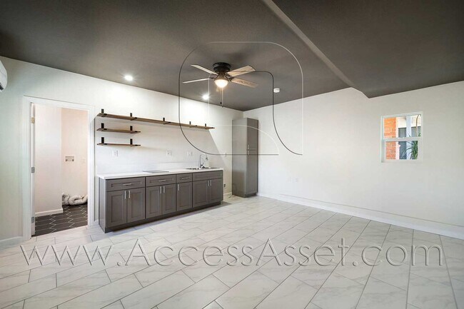 Foto del edificio - Charming Garage Studio /1 Bath With Private Entrance In Riverside!