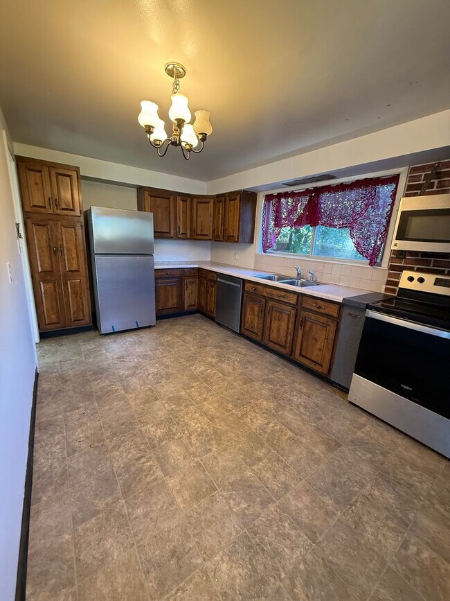 Foto del edificio - Spacious Ranch Rambler with 2 car garage