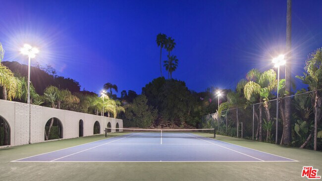 Foto del edificio - 900 N Hillcrest Rd
