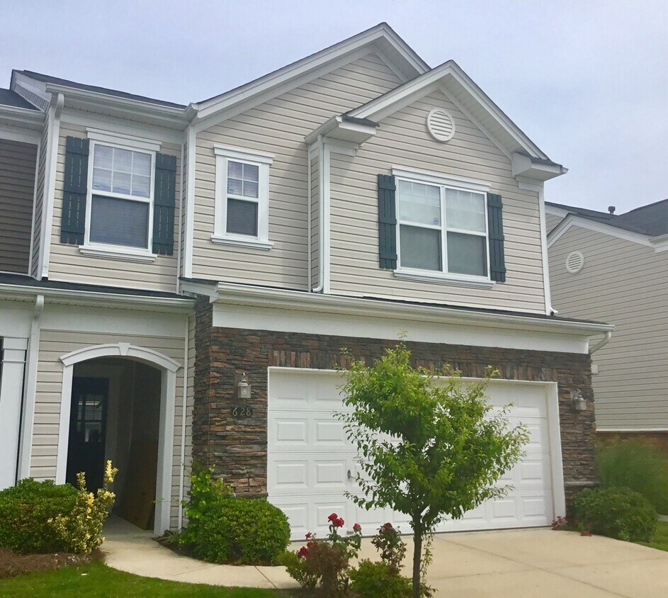 Foto principal - End Unit Townhome with Tons of Extra Storage!