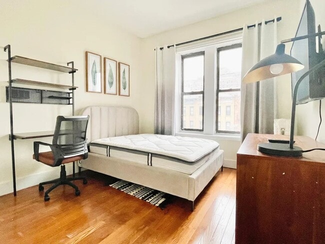 Foto del edificio - Furnished room/NOT APARTMENT