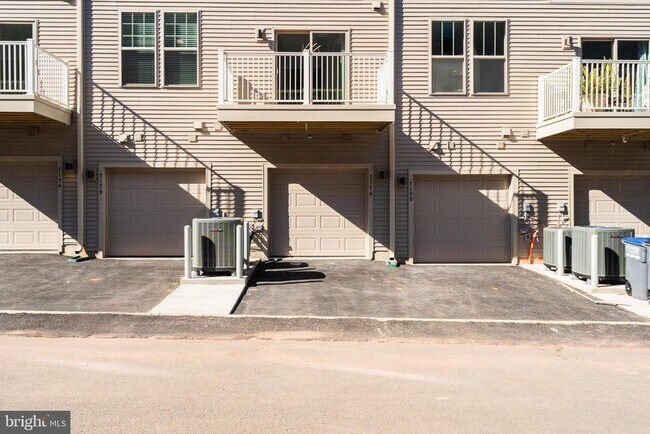 Building Photo - 717 THOMAS Ln