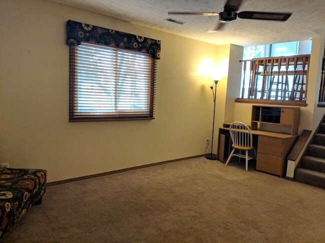 Building Photo - 3-Bedroom Tri-Level Home in Hillcrest