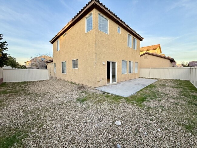 Building Photo - COZY 3 BEDRROM 3 BATH COMING SOON!!