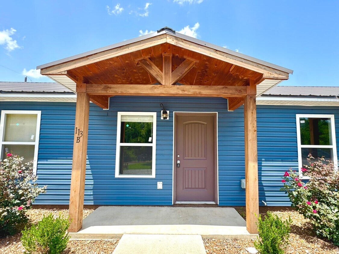 Primary Photo - 1 Bedroom/1 Bathroom Triplex Unit in South...