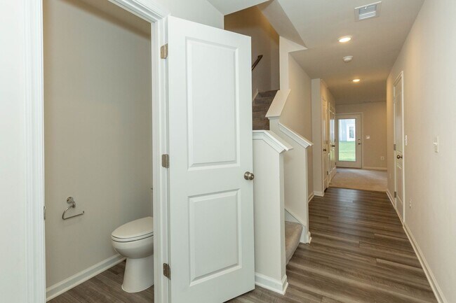 Building Photo - 3 Bed, 2 Full/2 Half Bath, Well Maintained...
