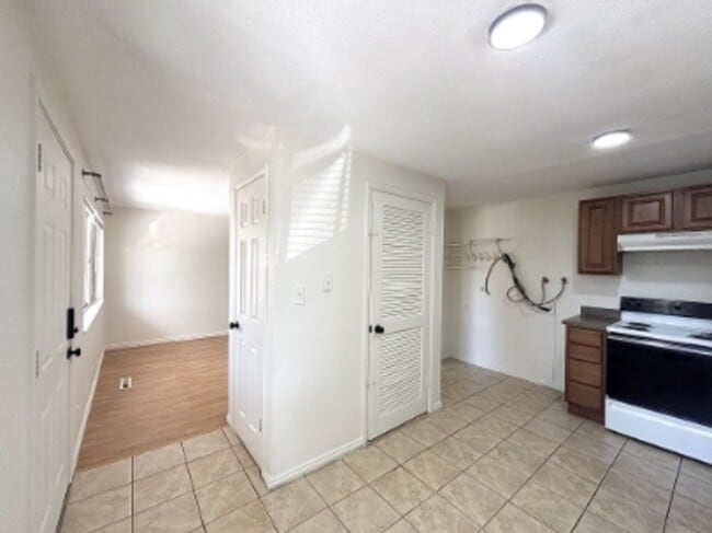 Building Photo - 615 E 700 S