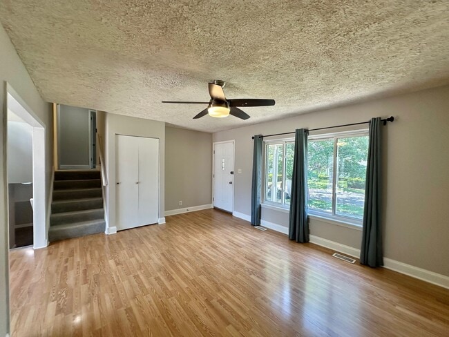 Building Photo - 220 Hampdon Ct