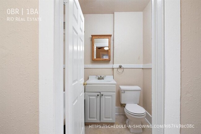 Building Photo - Cozy Studio Available in Cap Hill