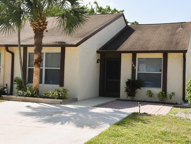 Building Photo - 163 Pinewood Ct