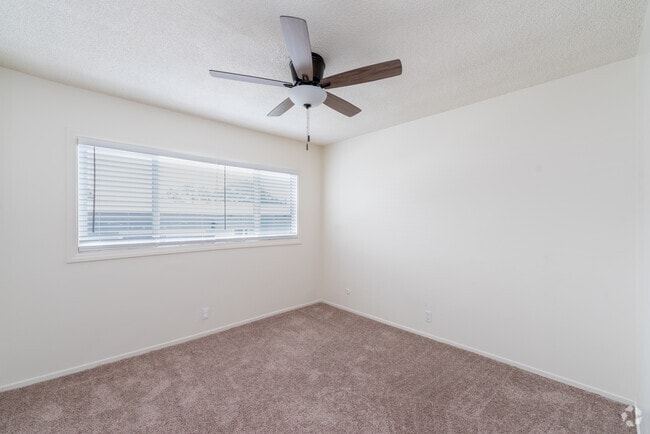 2BR, 2BA - 1000SF - Dormitorio - 780 Earlham St