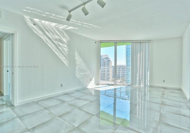 Foto del edificio - 325 S Biscayne Blvd