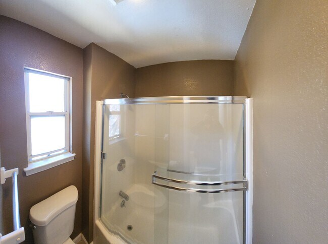 Foto del edificio - 5 Bedroom 3 Bath close to Poly, hiking and shopping!!