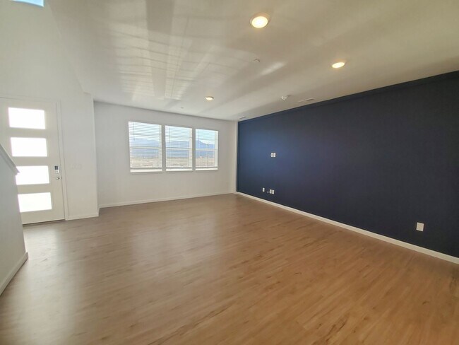 Foto del edificio - Newer Townhouse in Ideal North Gate Location!
