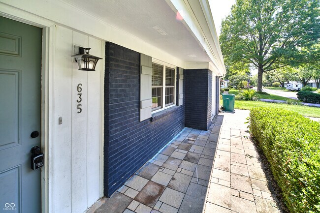 Building Photo - 635 Lake View Dr