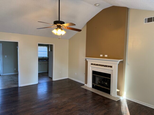 Sala de estar con chimenea de gas - 3550 Woodland Dr