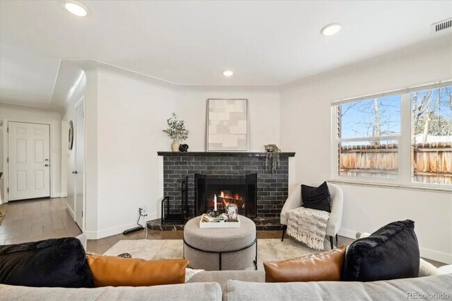 Building Photo - 3233 Ivanhoe St