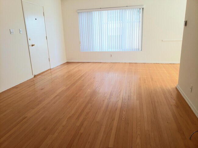 Building Photo - 913 6th St