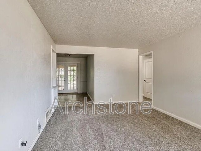 Building Photo - 3217 Overland Dr