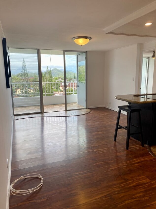 Primary Photo - AVAILABLE June 27, 2025 : 3 Bedroom, 2 Bat...