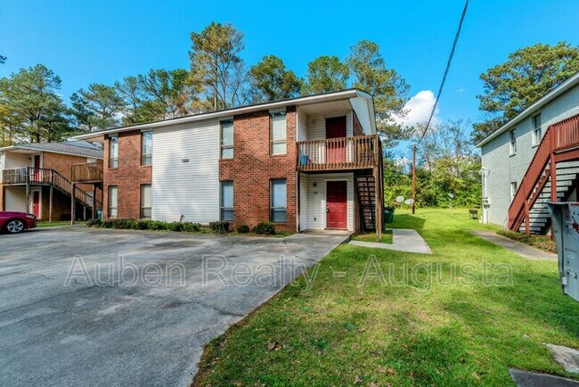 Building Photo - 1546 Hamilton Dr