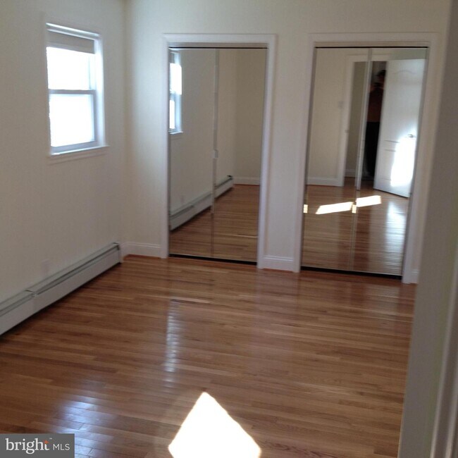 Building Photo - 318 Riverside Dr