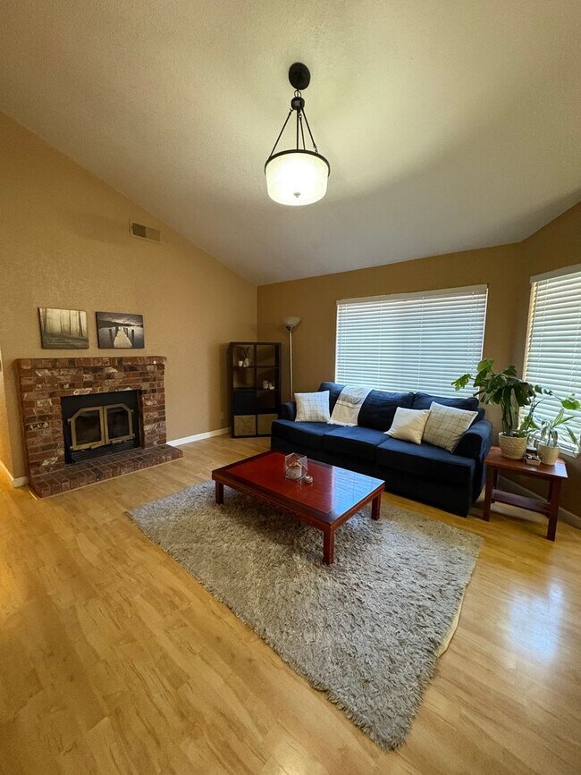 Building Photo - 3 Bed 2 Bath in South Davis Near Mace Ranch and Nugget Markets
